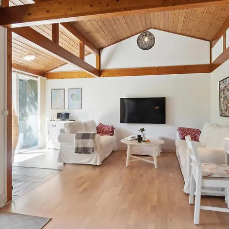 בית נופש 2 Bedroom Awesome In