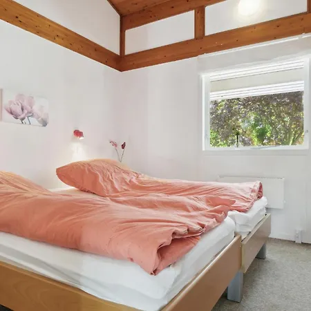 בית נופש 2 Bedroom Awesome In *